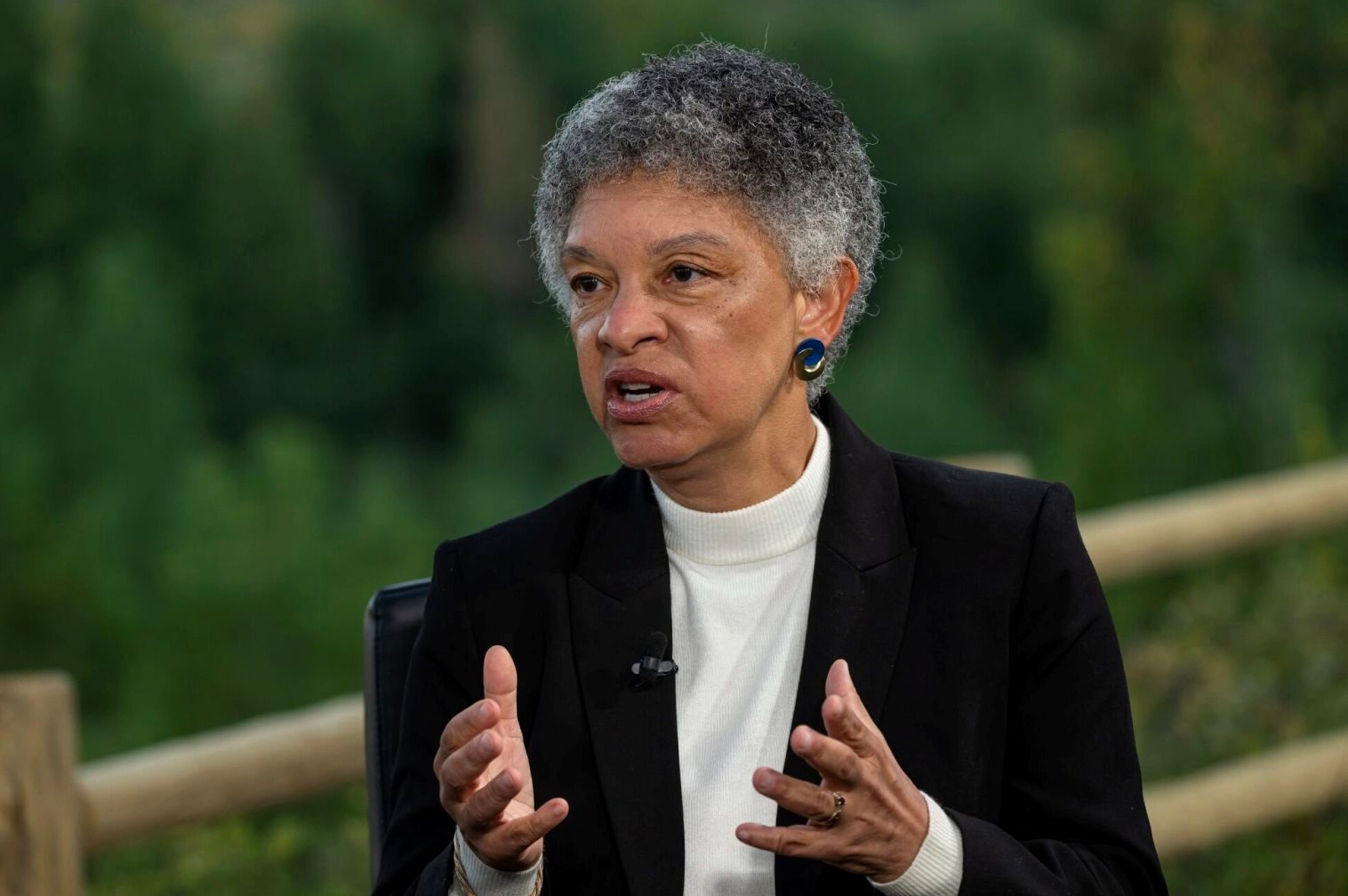 Hai quan chức Fed phản đối hạ lãi suất trong cuộc họp tháng 12 - Ảnh 2