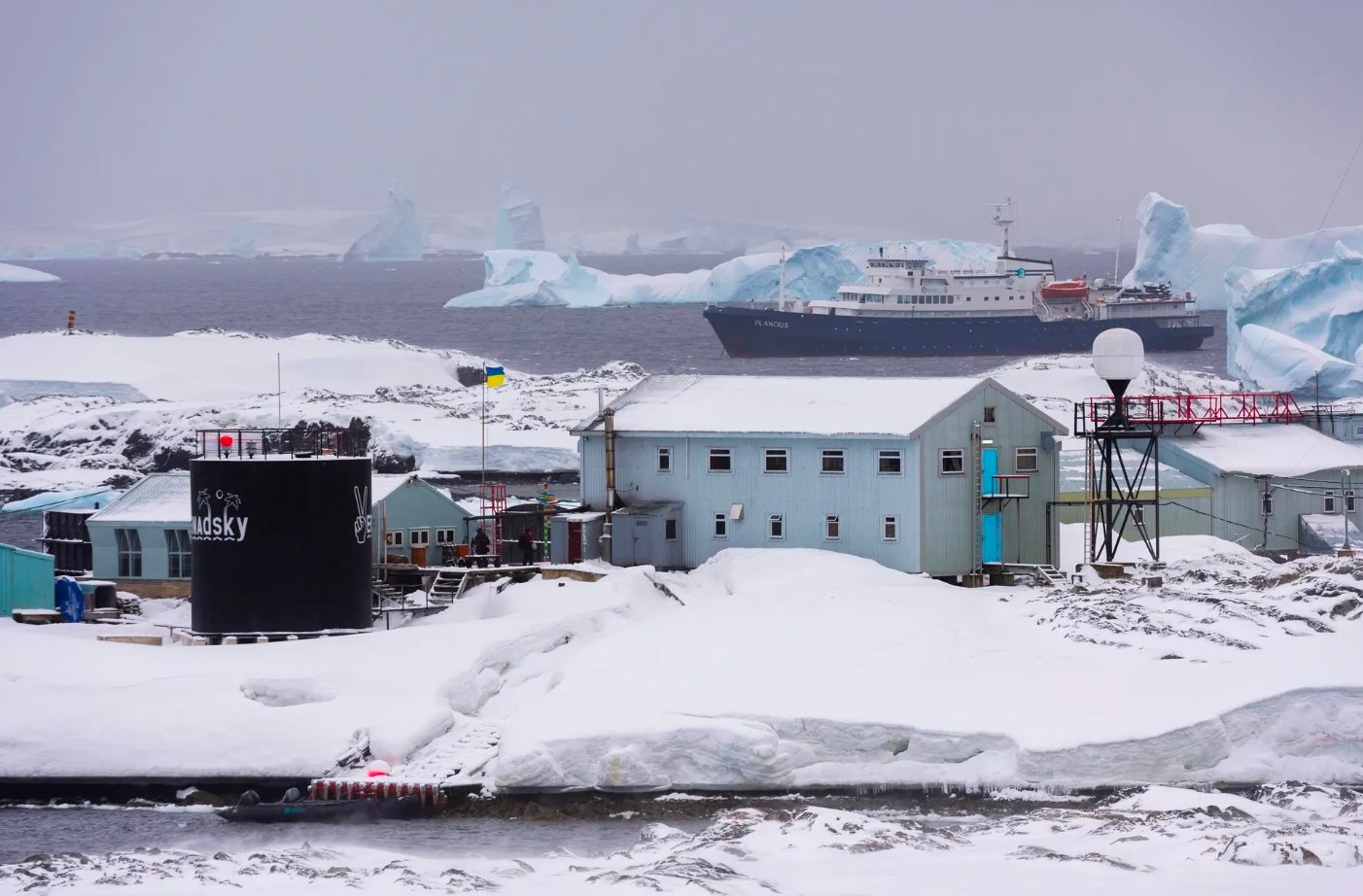 Không cần bất cứ mũi khoan nào, Nga phát hiện gần 70 tỷ tấn 'vàng đen' dưới nước - Ảnh 1