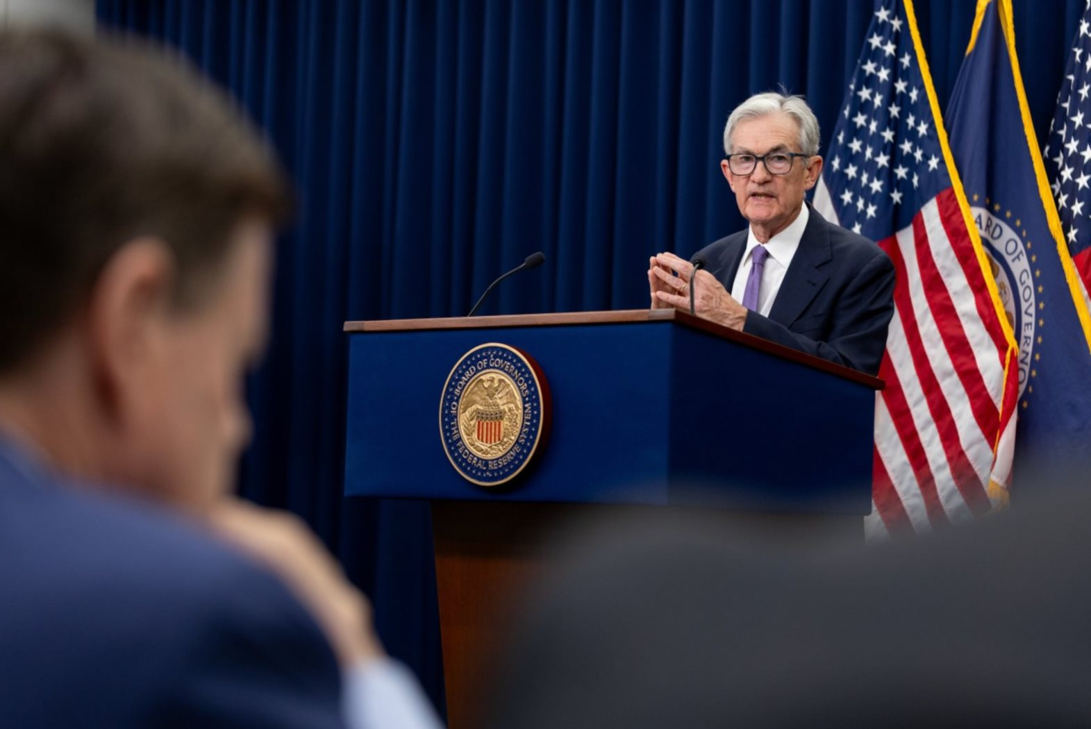 Biên bản họp Fed được công bố: Đa số quan chức ngân hàng trung ương phản đối cắt giảm lãi suất vào tháng 12 - Ảnh 1