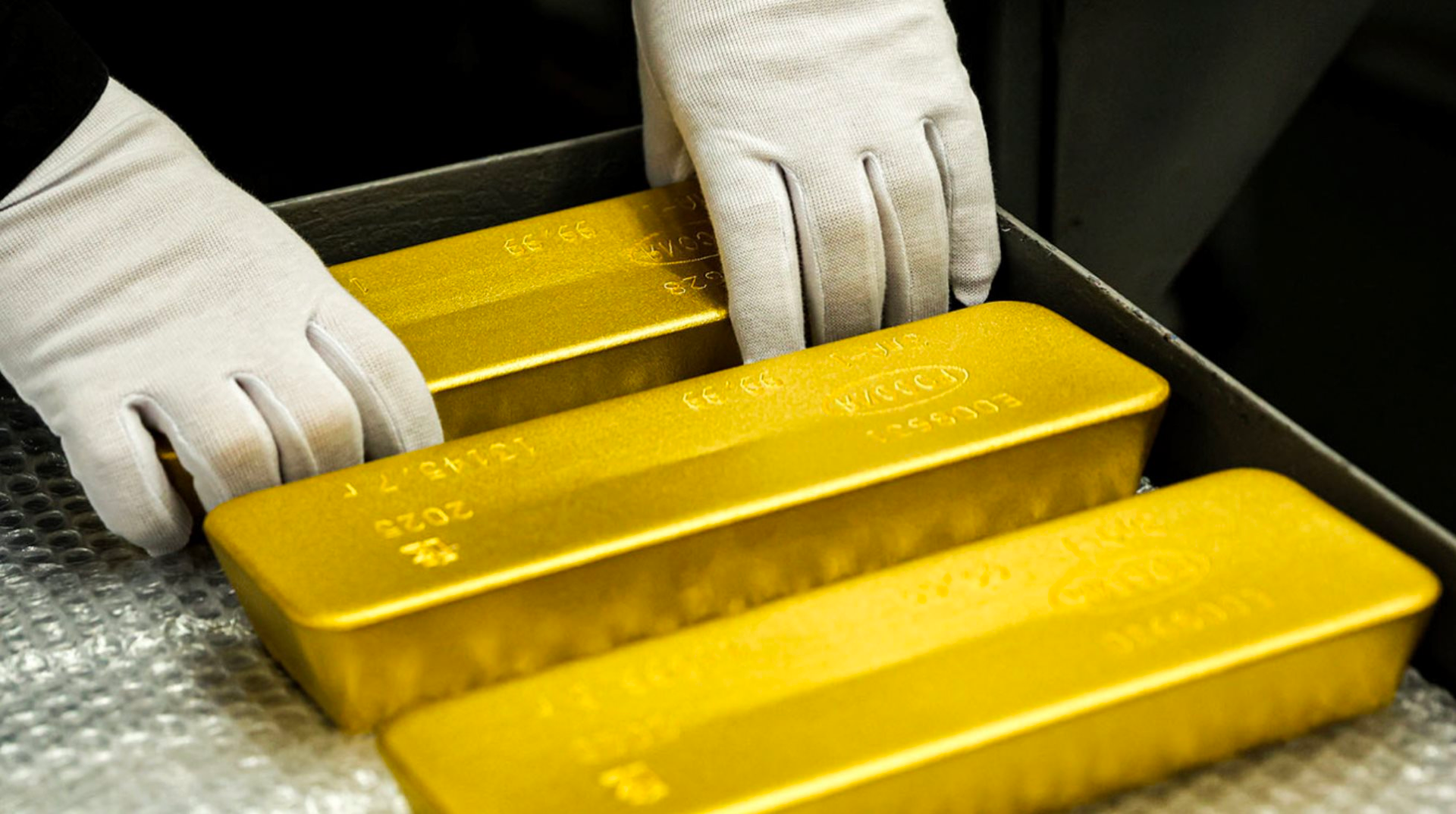 Thêm dấu hiệu cho thấy Nga đang chịu sức ép lớn: Bán hơn 200 tấn vàng khi giá leo thang, rút dần kho dự trữ để 'vá' ngân sách - Ảnh 1