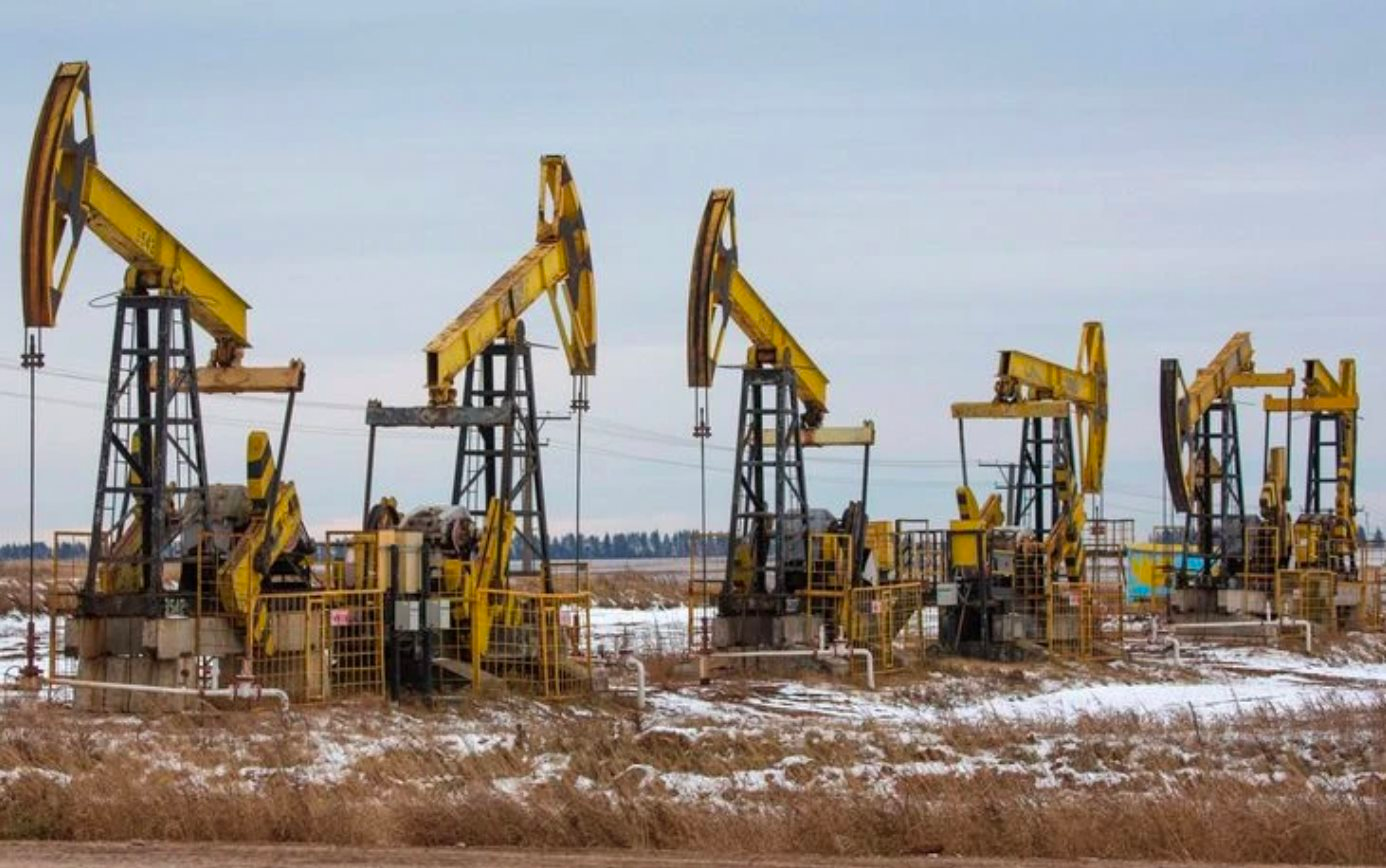 Dầu Nga có giá chiết khấu sâu kỷ lục, một khách sộp vừa tuyên bố 'cắt đứt' nay ngỏ ý muốn mua lại, tìm cách lách lệnh trừng phạt - Ảnh 1