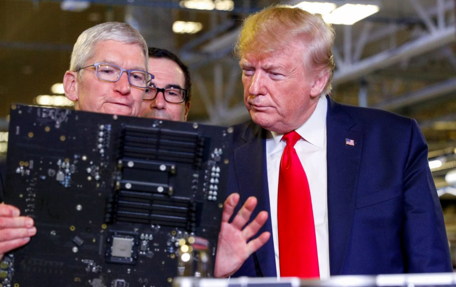 Thế giới nợ Tim Cook 1 lời xin lỗi: Apple chạm mốc 4.000 tý USD bất chấp iPhone đơn điệu, cổ phiếu tăng 40% như phép màu - Ảnh 1