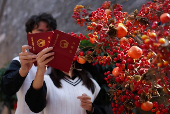 Đám cưới kiểu mới ở Trung Quốc: Trong quán bar, ga tàu và giữa đỉnh núi tuyết - Ảnh 4