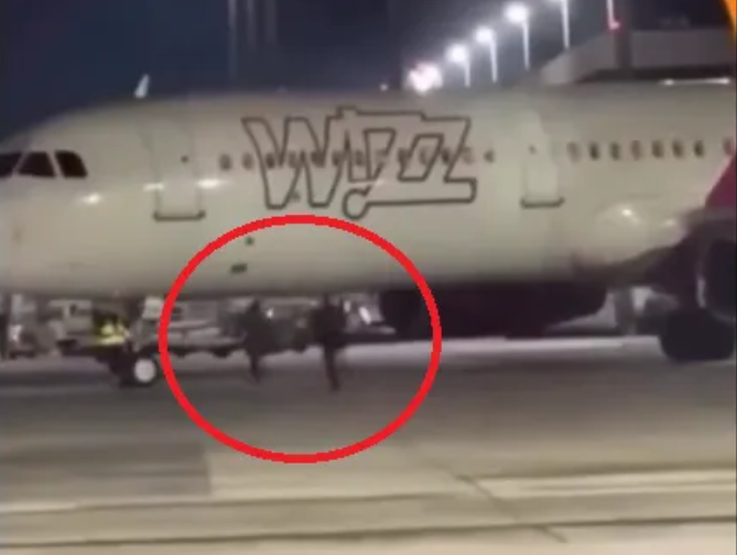 Đến chậm giờ, hành khách chạy đuổi theo máy bay đòi vào bằng được - Ảnh 1