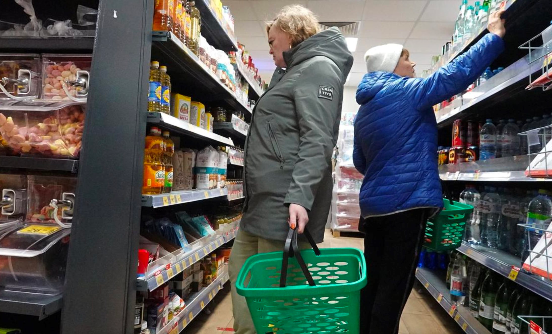 Kinh tế Nga bắt đầu lộ dấu hiệu 'báo động'?: Tăng trưởng GDP tụt dốc, người dân 'thắt lưng buộc bụng', hàng loạt ngành sản xuất, xuất khẩu trì trệ - Ảnh 1