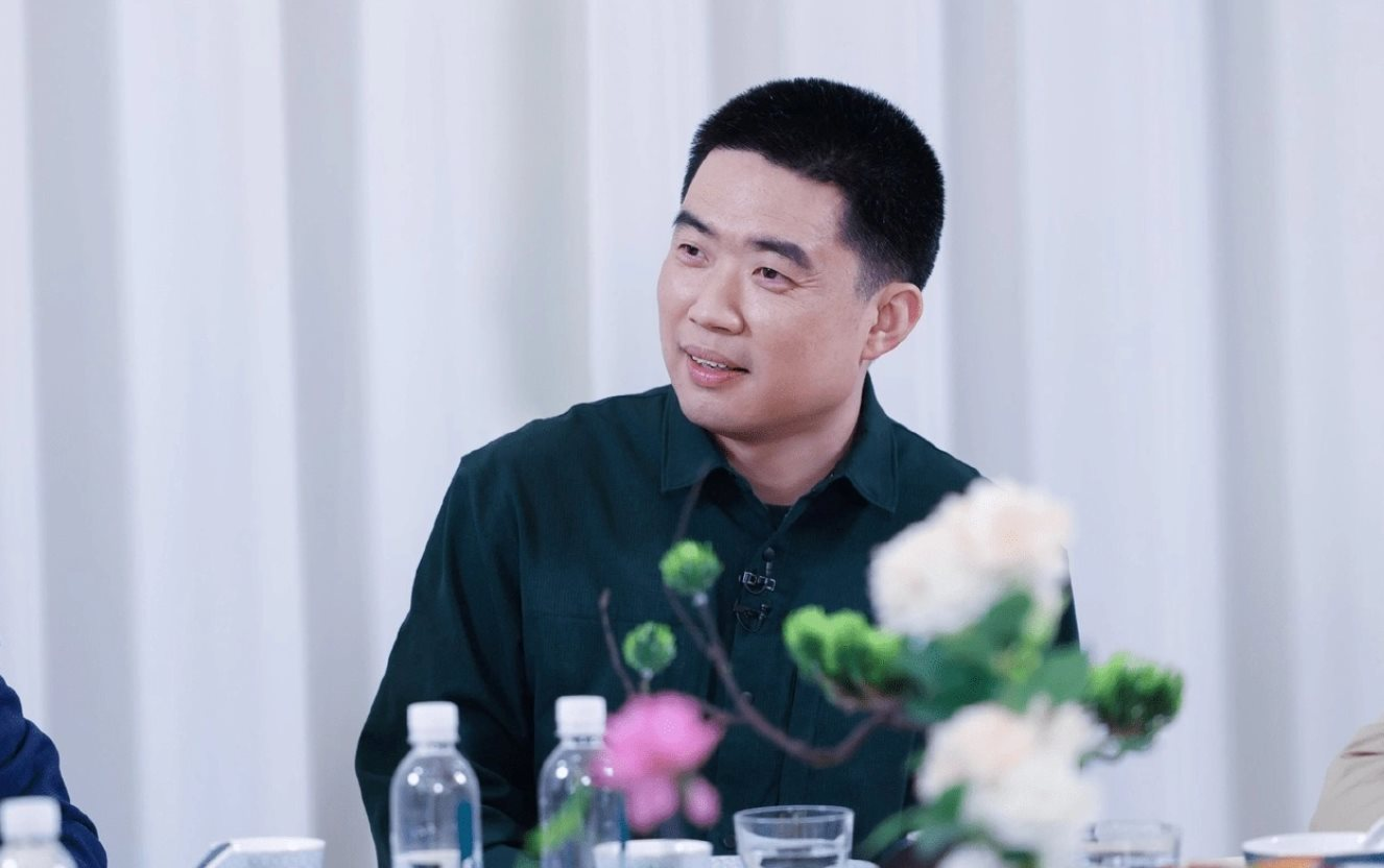 Tỷ phú xe điện gây bất ngờ bởi lối sống giản dị: Dùng đồ cũ, tự chụp mẫu để tiết kiệm phí thuê người - Ảnh 1