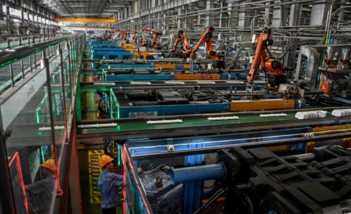 Robot AI - Tham vọng đại công nghiệp của 1 siêu cường sản xuất: Cả nhà máy chỉ cần 3 công nhân, năng suất tăng 250% nhờ đội quân robot làm 24/7 - Ảnh 1