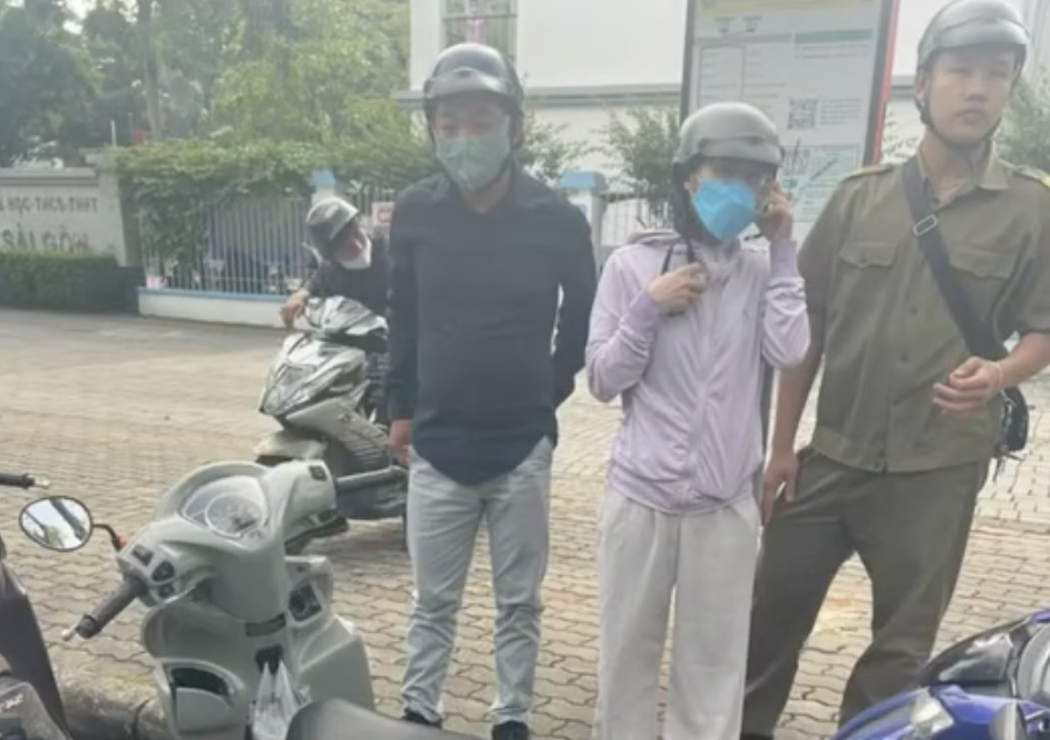 TPHCM: Tạm giữ người nhặt được thẻ tín dụng rồi lấy đi mua điện thoại - Ảnh 2