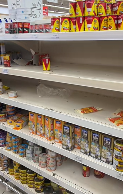 Cảnh tượng "đi mua không sót một thứ gì" trước khi bão cuồng phong Kalmaegi đổ bộ hôm nay! - Ảnh 4