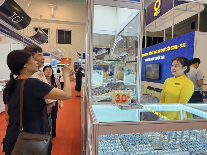 Cuối ngày 17-11, giá vàng giảm, Công ty SJC có thông báo quan trọng về vàng miếng - Ảnh 1