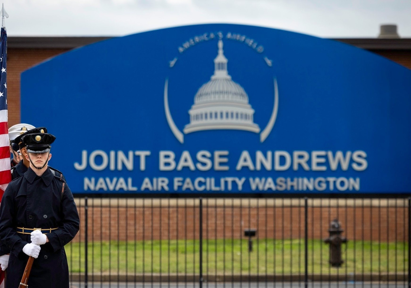 Mở gói bột lạ, nhiều người tại căn cứ quân sự Mỹ phải nhập viện - Ảnh 1