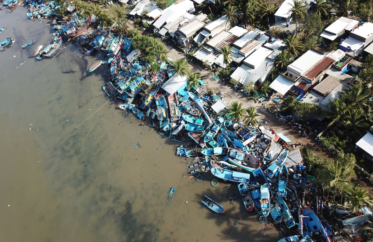 Thủ phủ tôm hùm "bay" hơn 20 tỉ đồng chỉ 1 đêm bão số 13 - Ảnh 1