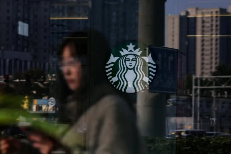 Từng cứ 15 giờ lại mở thêm một cửa hàng mới, vì sao Starbucks giờ đây phải bán một phần hoạt động kinh doanh tại Trung Quốc? - Ảnh 1