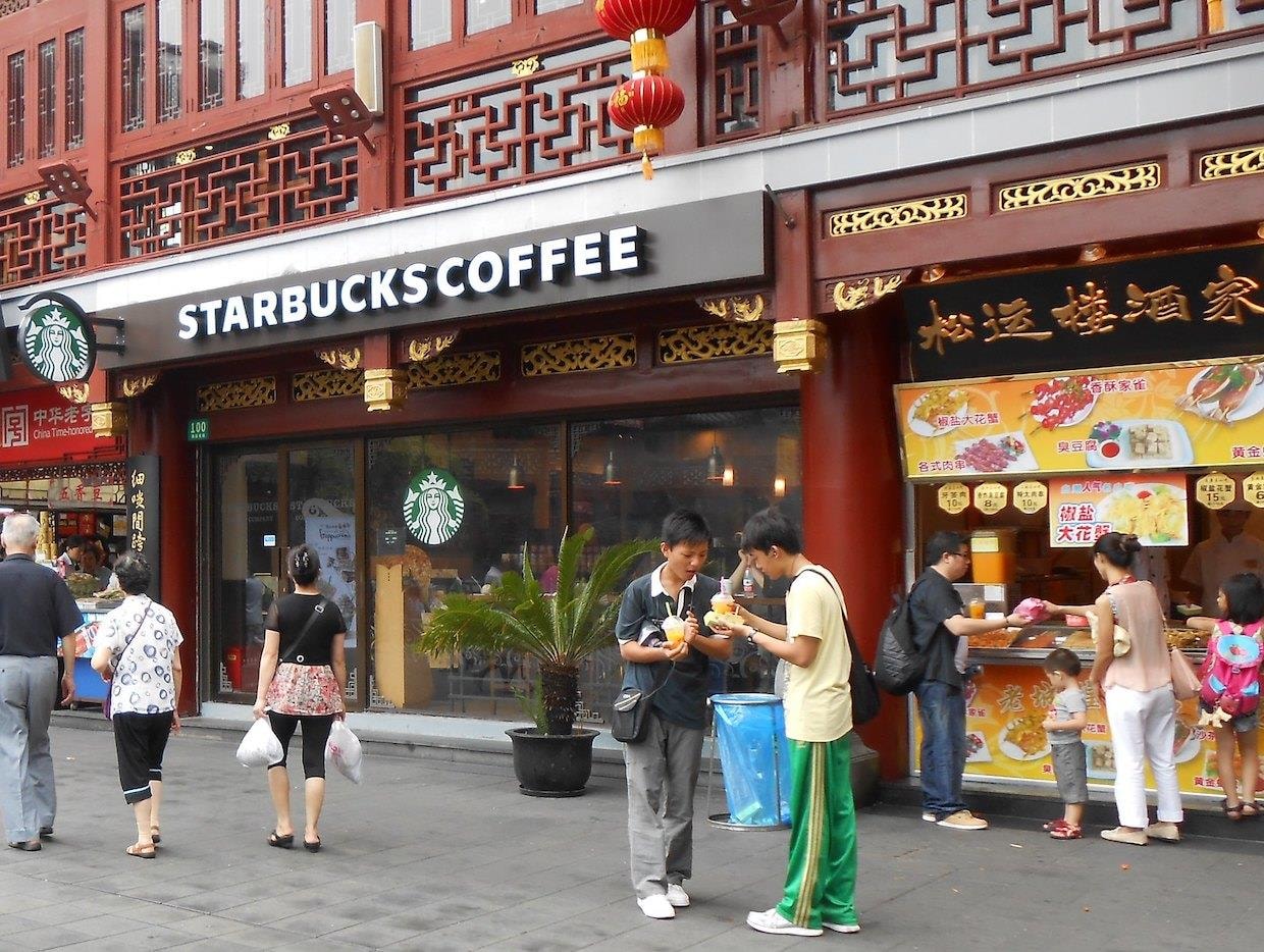 Starbucks chốt kèo bán một phần hoạt động kinh doanh ở thị trường láng giềng Việt Nam, đổi lại 4 tỷ USD - Ảnh 1