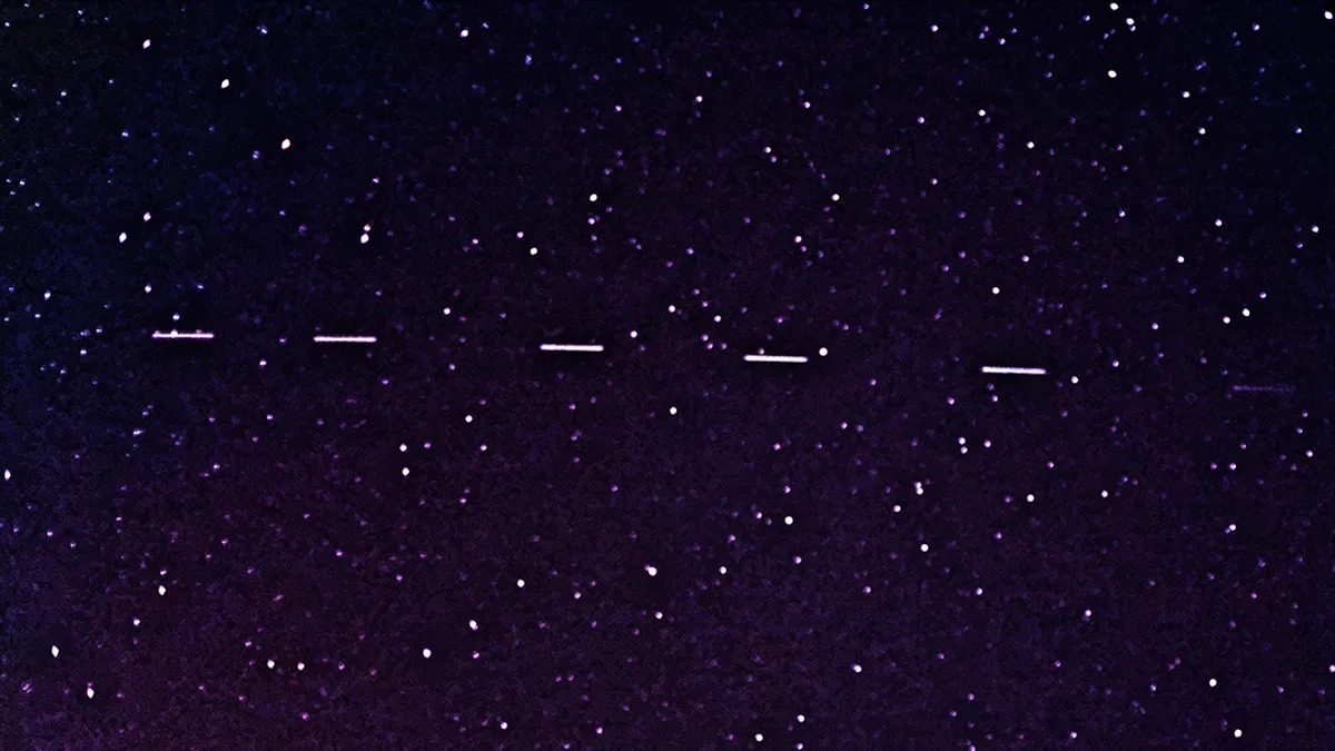 Vệ tinh bí ẩn của Elon Musk phát tín hiệu lạ khiến giới khoa học bối rối - Ảnh 1