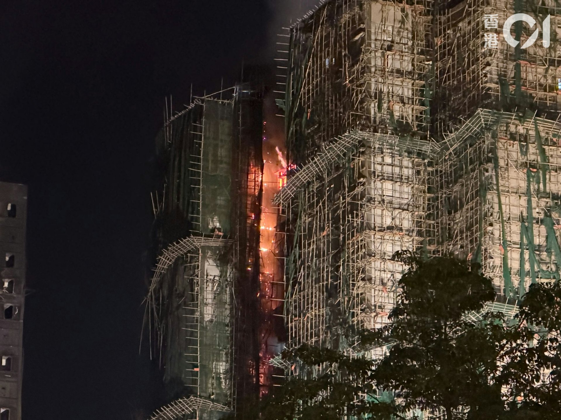 Cận cảnh bên trong căn hộ chỉ còn tro tàn trong chung cư bị cháy ở Hong Kong (Trung Quốc) - Ảnh 2