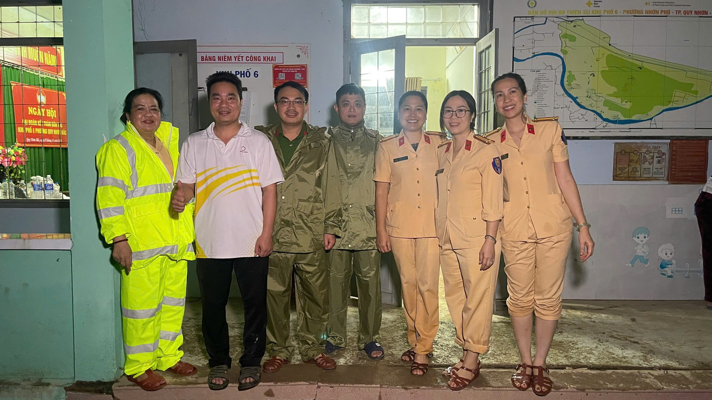 Tập đoàn Hoa Sen cứu trợ nhu yếu phẩm cho bà con vùng lũ xuyên đêm - Ảnh 5