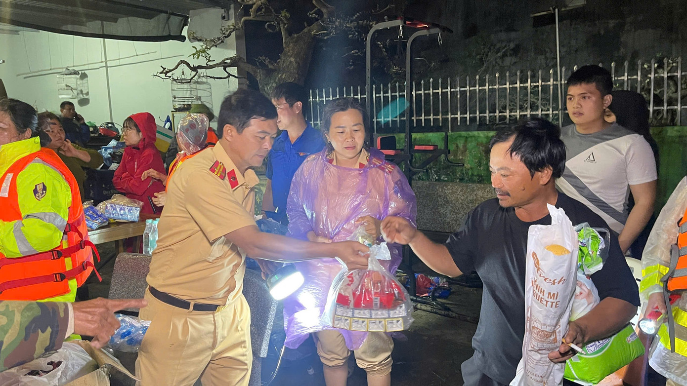 Tập đoàn Hoa Sen cứu trợ nhu yếu phẩm cho bà con vùng lũ xuyên đêm - Ảnh 4