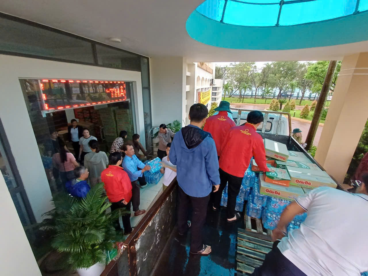 Tập đoàn Hoa Sen cứu trợ nhu yếu phẩm cho bà con vùng lũ xuyên đêm - Ảnh 2