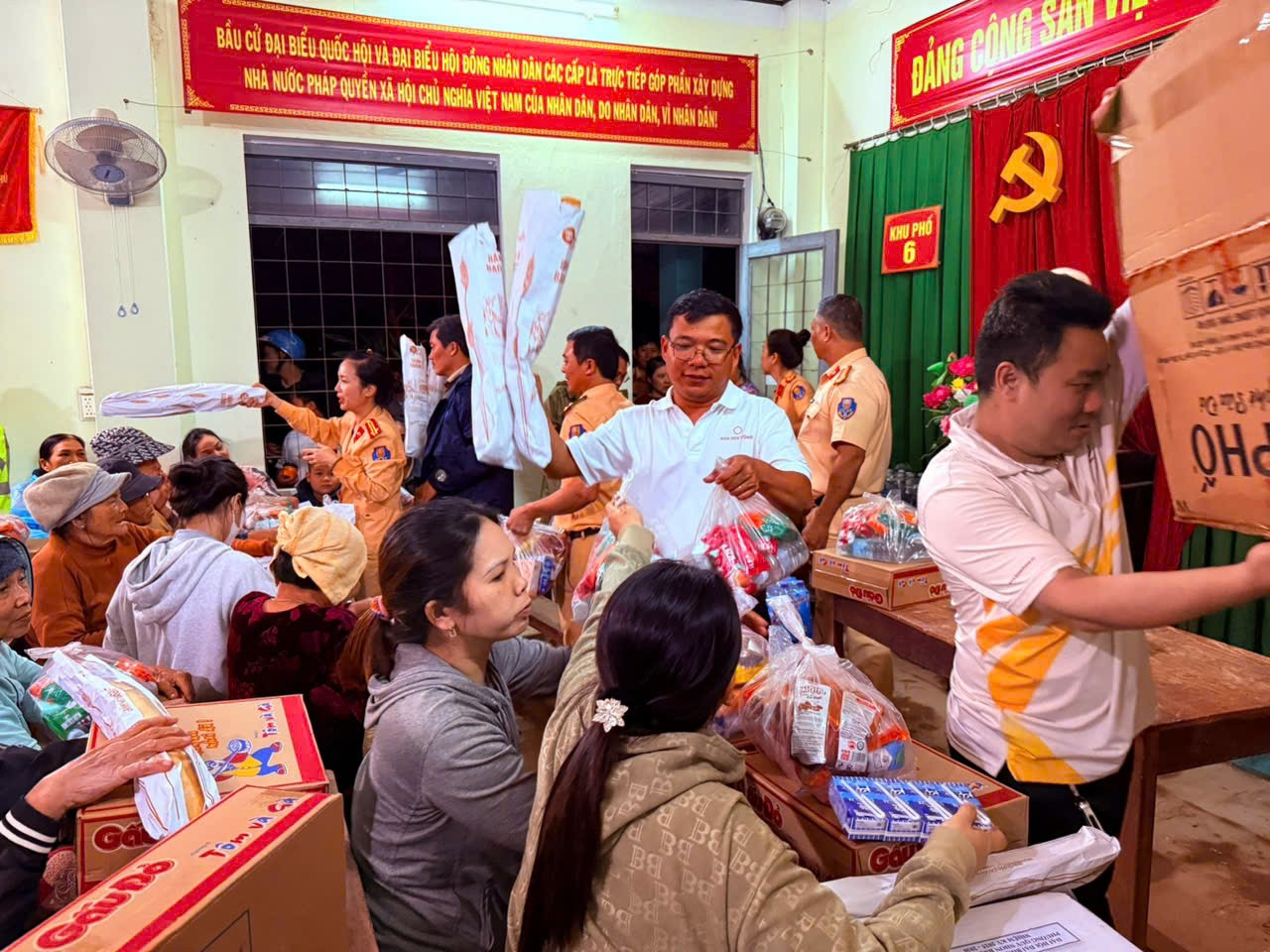 Tập đoàn Hoa Sen cứu trợ nhu yếu phẩm cho bà con vùng lũ xuyên đêm - Ảnh 1