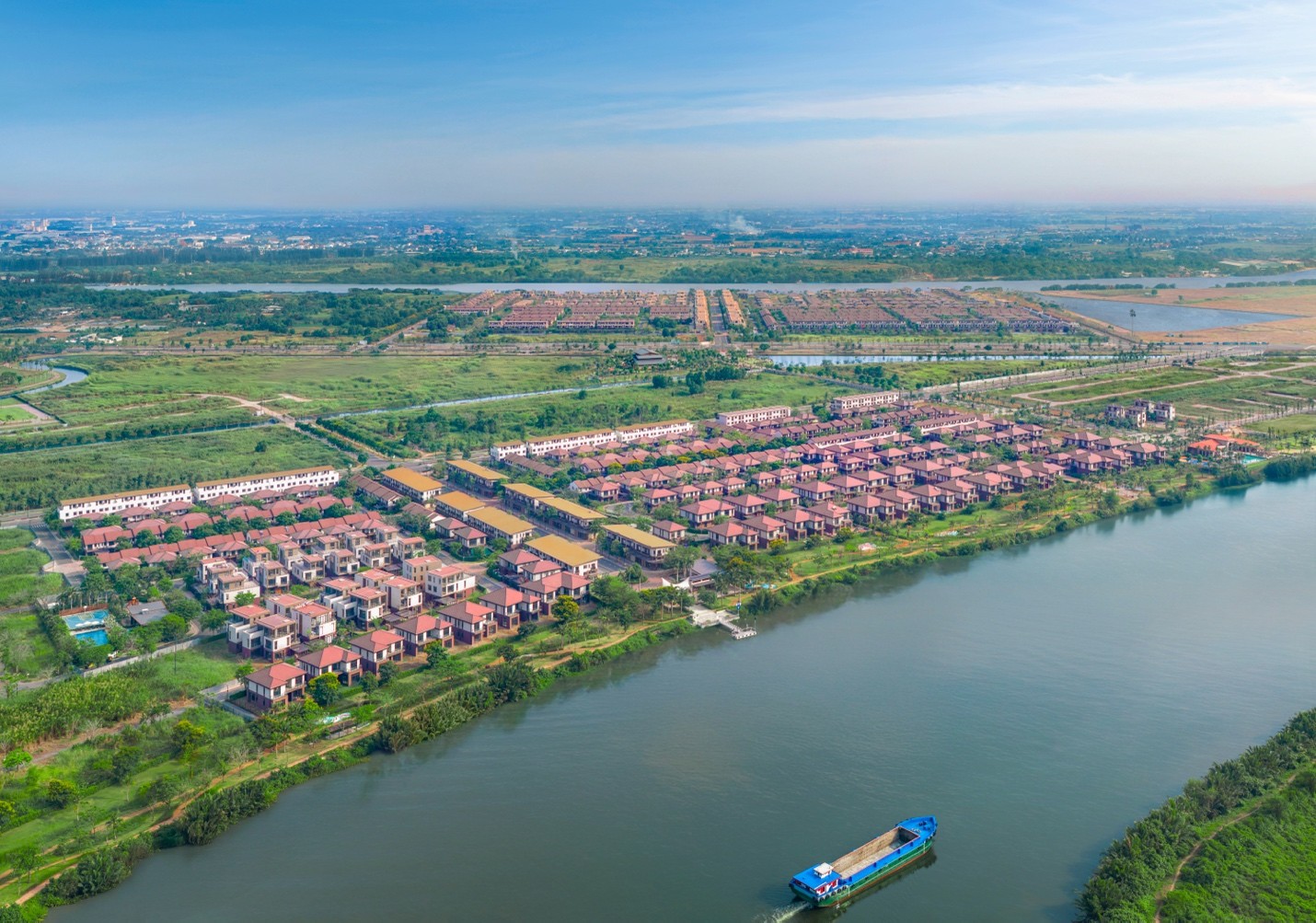 Khu vực giáp ranh TP.HCM có loạt "ông lớn" đổ về đang trở thành điểm "nóng" của thị trường bất động sản - Ảnh 2