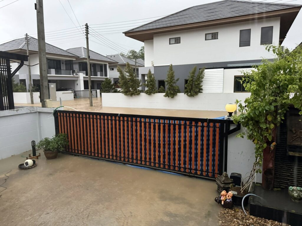 Khám phá “pháo đài khô ráo duy nhất” giữa lũ ở Thái Lan - Ảnh 1