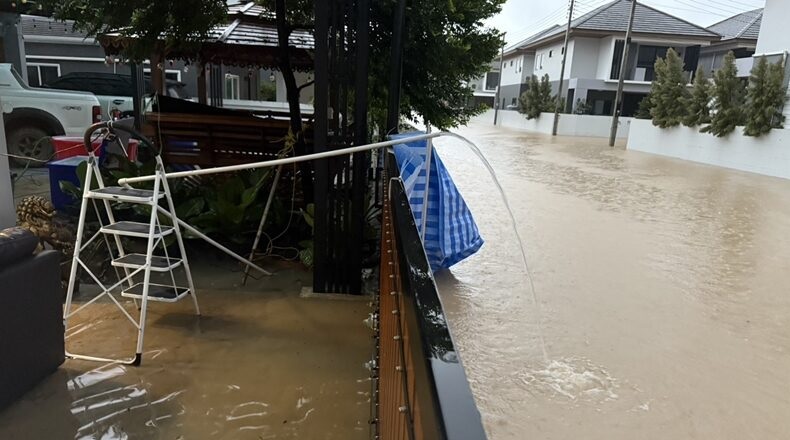 Khám phá “pháo đài khô ráo duy nhất” giữa lũ ở Thái Lan - Ảnh 3