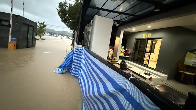 Khám phá “pháo đài khô ráo duy nhất” giữa lũ ở Thái Lan - Ảnh 2