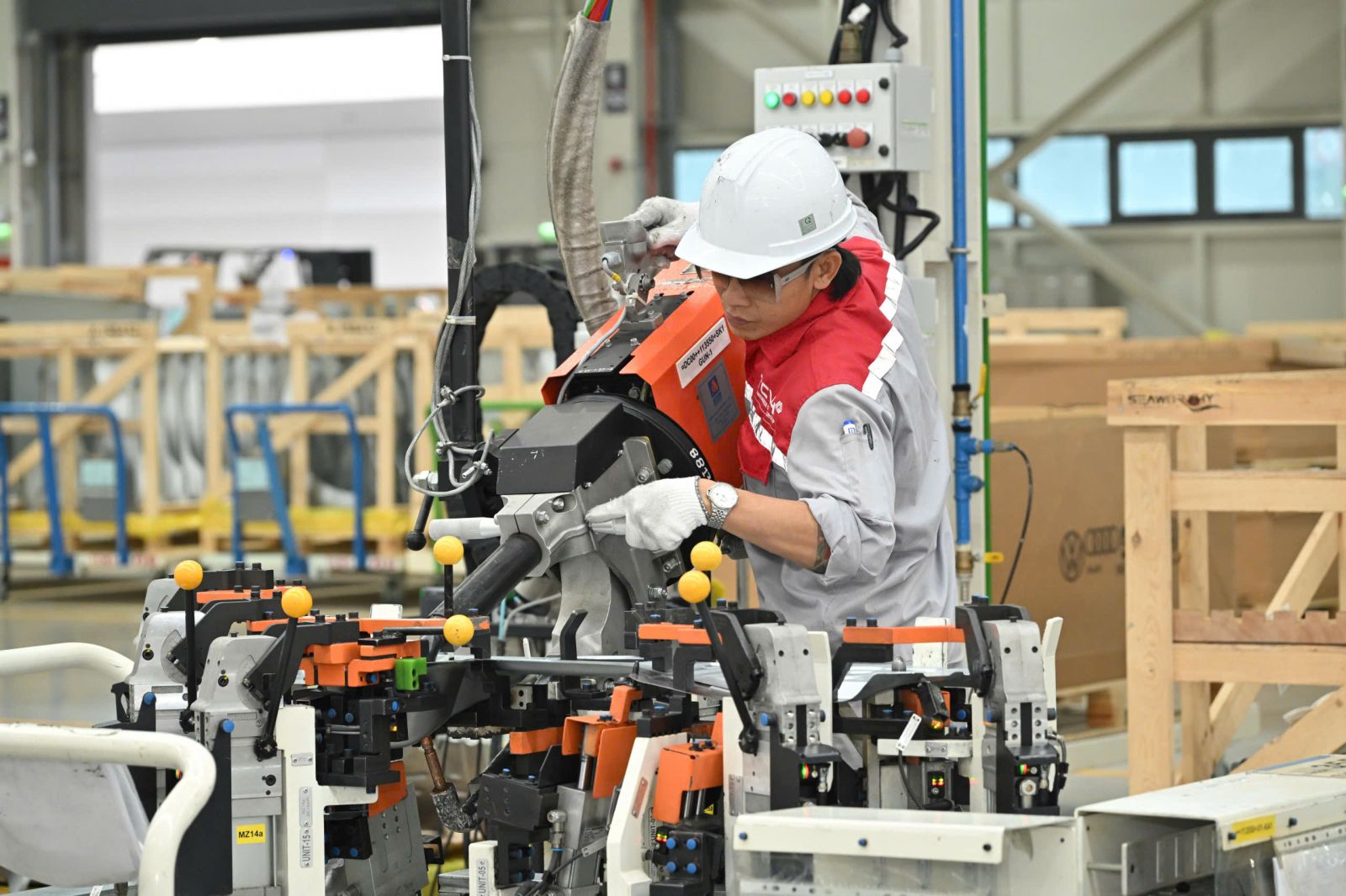 Đón Bộ trưởng Lào, nhà máy ô tô công suất 120.000 xe/năm tuyên bố lấn sân sang xe điện và muốn xuất khẩu sang Lào - Ảnh 2