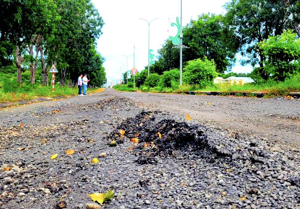 Cận cảnh con đường 'tan nát' sau khi được... sửa chữa - Ảnh 1