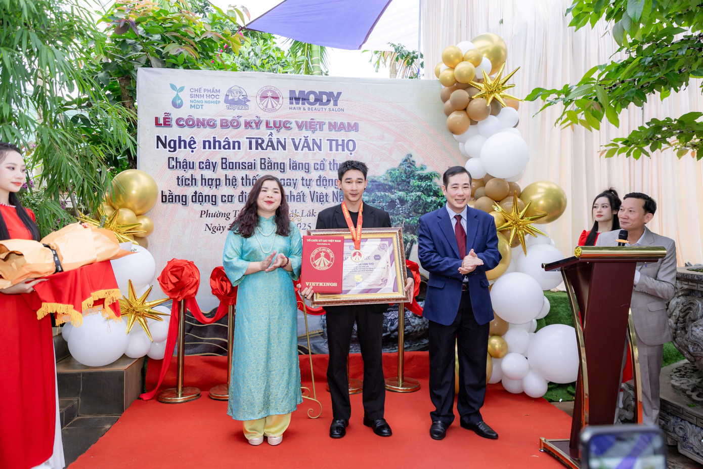 Xác lập kỷ lục Việt Nam cho chậu bonsai bằng lăng xoay tự động độc nhất vô nhị - Ảnh 1