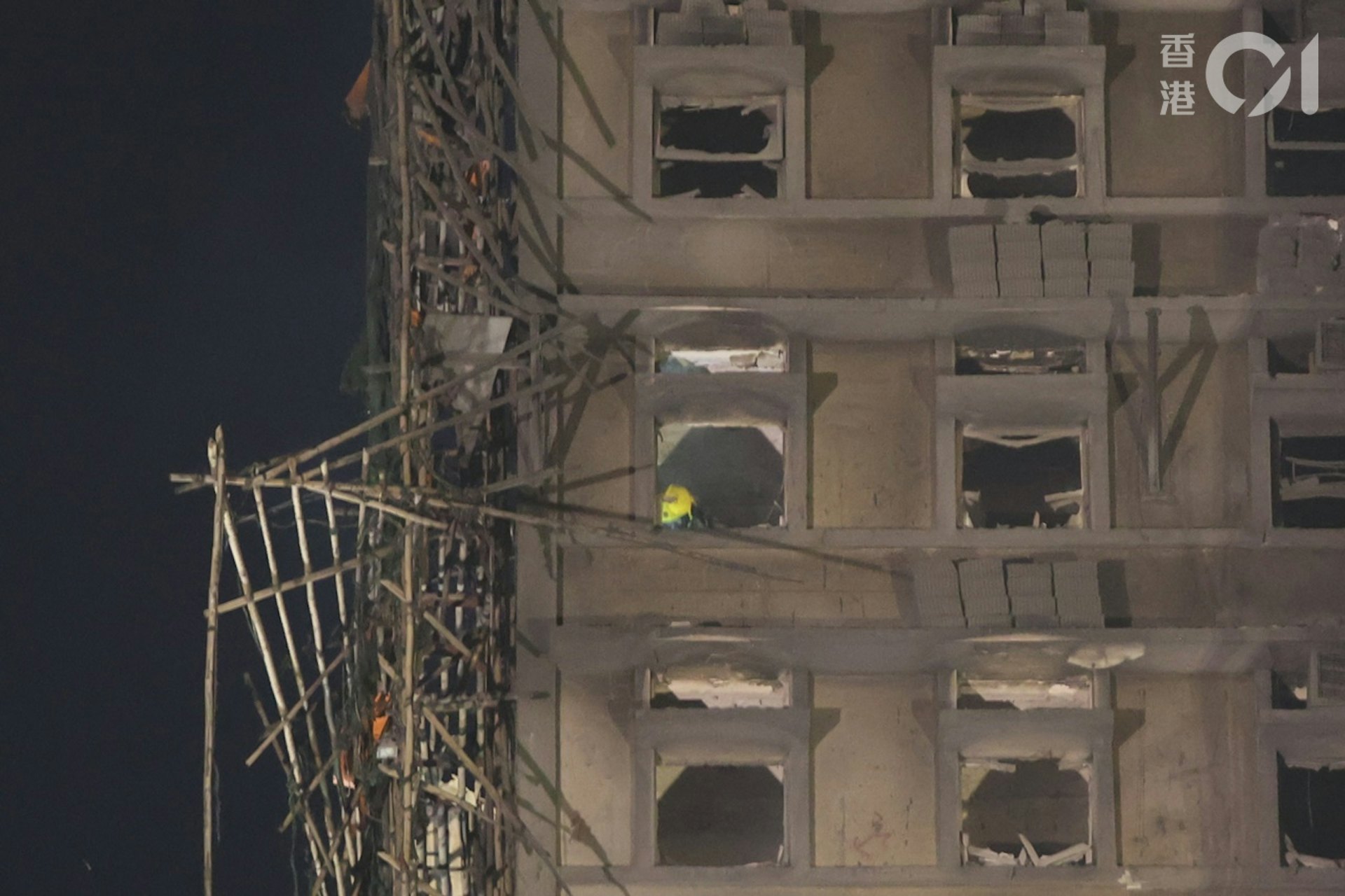 Cận cảnh bên trong căn hộ chỉ còn tro tàn trong chung cư bị cháy ở Hong Kong (Trung Quốc) - Ảnh 5