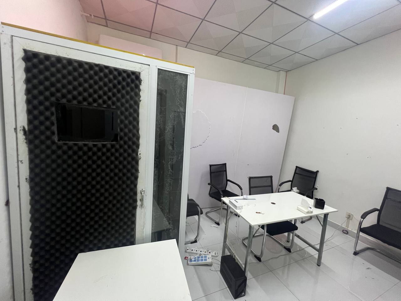 24 buồng gọi, 19 hộ chiếu, 20 điện thoại và phông nền FBI: Đột kích bên trong hang ổ lừa đảo xuyên quốc gia tại Campuchia - Ảnh 6