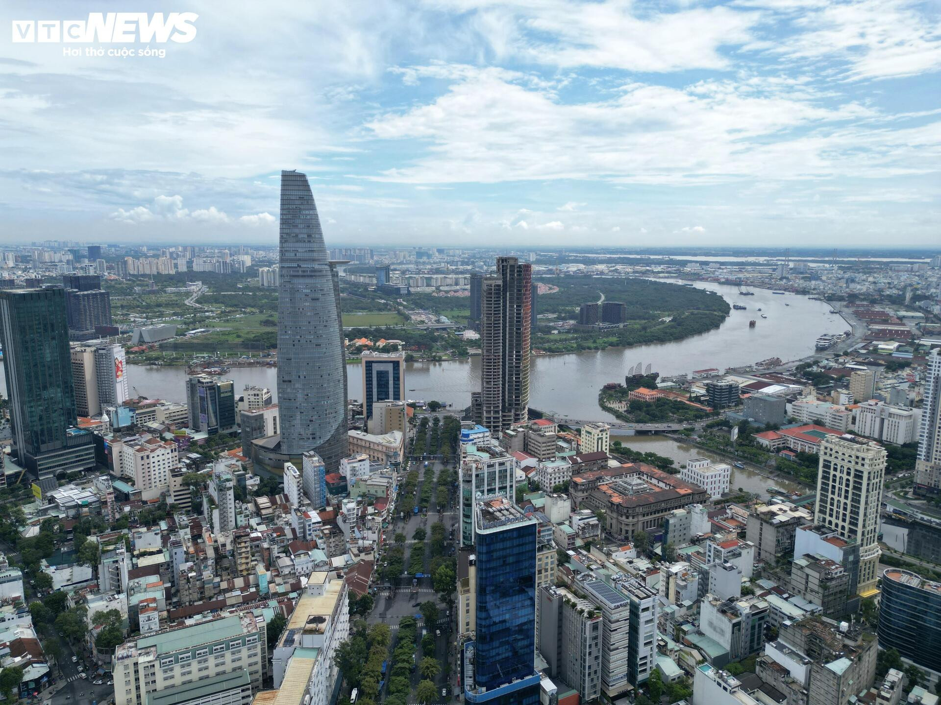 Cận cảnh cao ốc vị trí 'kim cương' được bà Trương Mỹ Lan xin tiếp tục đầu tư - Ảnh 1