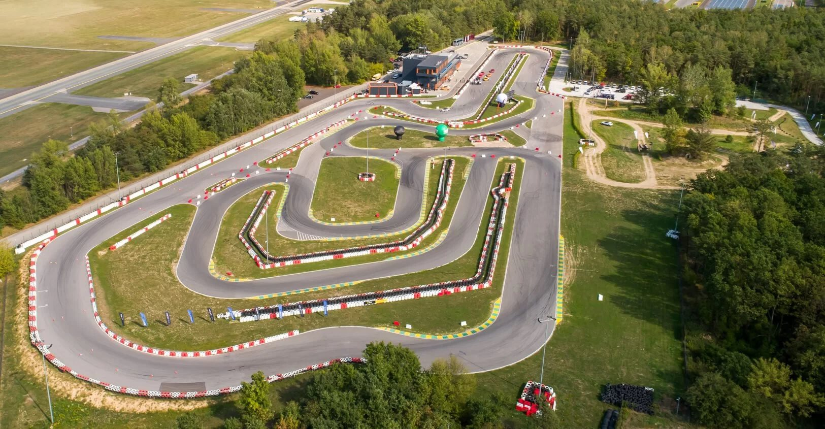 Hai chiếc xe điện VinFast mới tinh xuất hiện ở một trường đua châu Âu: Sắp mở bán tại nước sát Ukraine - Ảnh 1