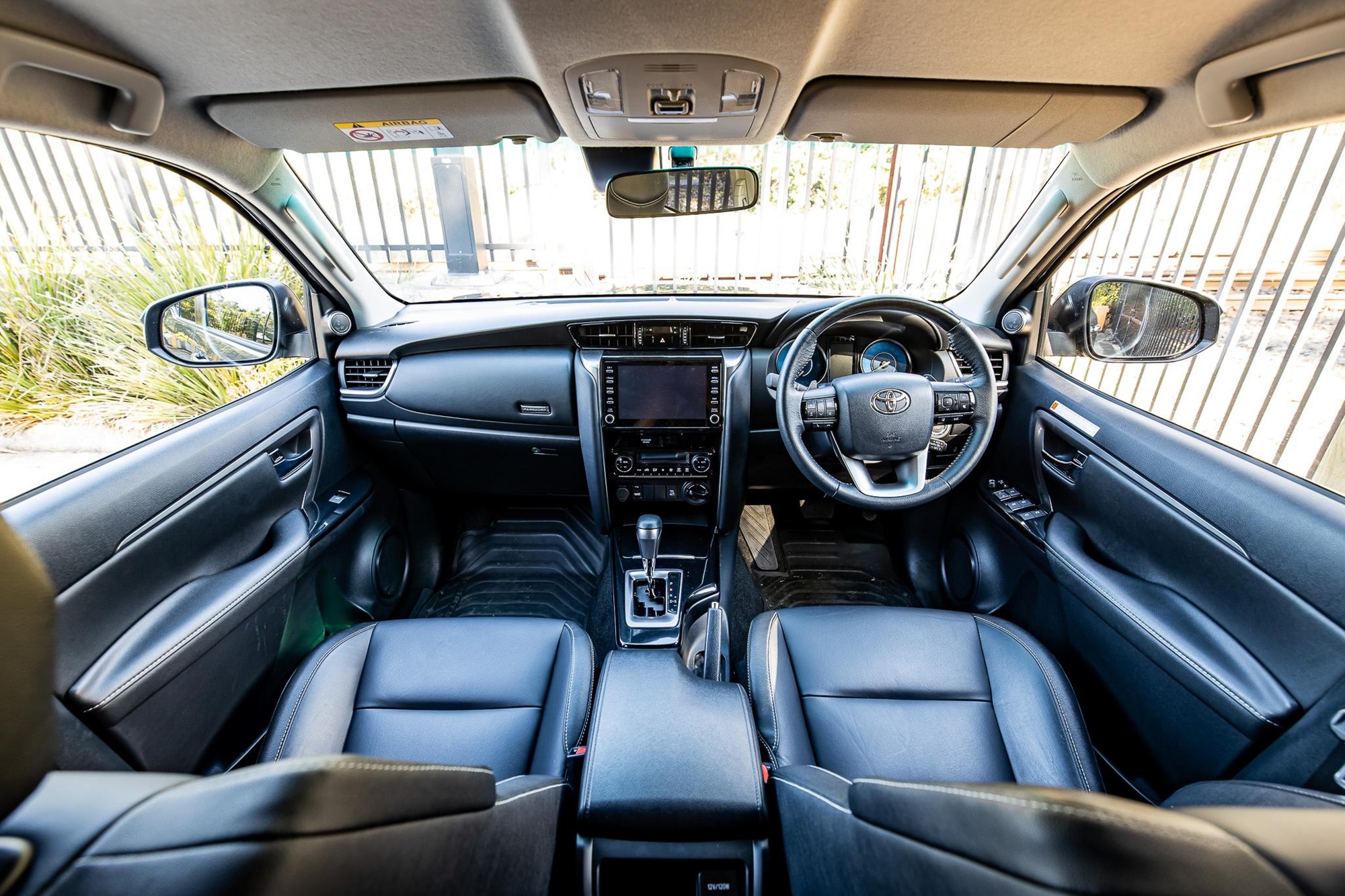 Hồi chuông cảnh báo của Toyota Fortuner: Bị loại khỏi danh mục sản phẩm ở thị trường này vì khách đổ xô sang Land Cruiser, Prado - Ảnh 3