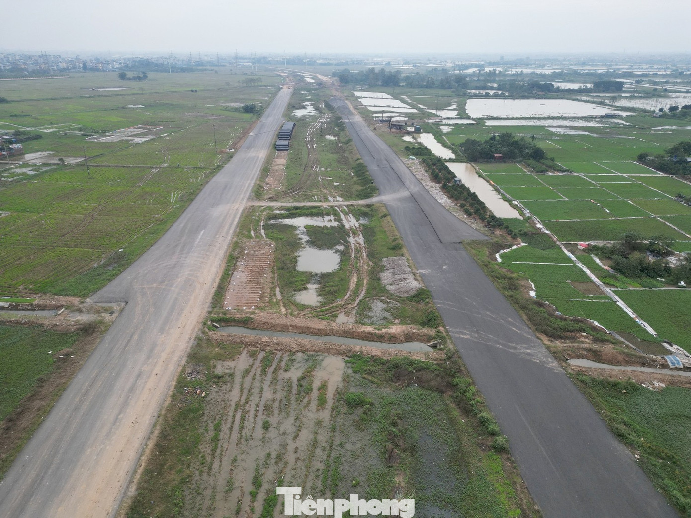 Cận cảnh các đoạn đường song hành Vành đai 4 Hà Nội nguy cơ vỡ tiến độ - Ảnh 1