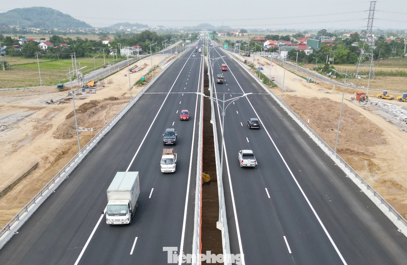 Toàn cảnh cầu vượt trên cao tốc Bắc - Nam qua Ninh Bình vừa thông xe - Ảnh 1