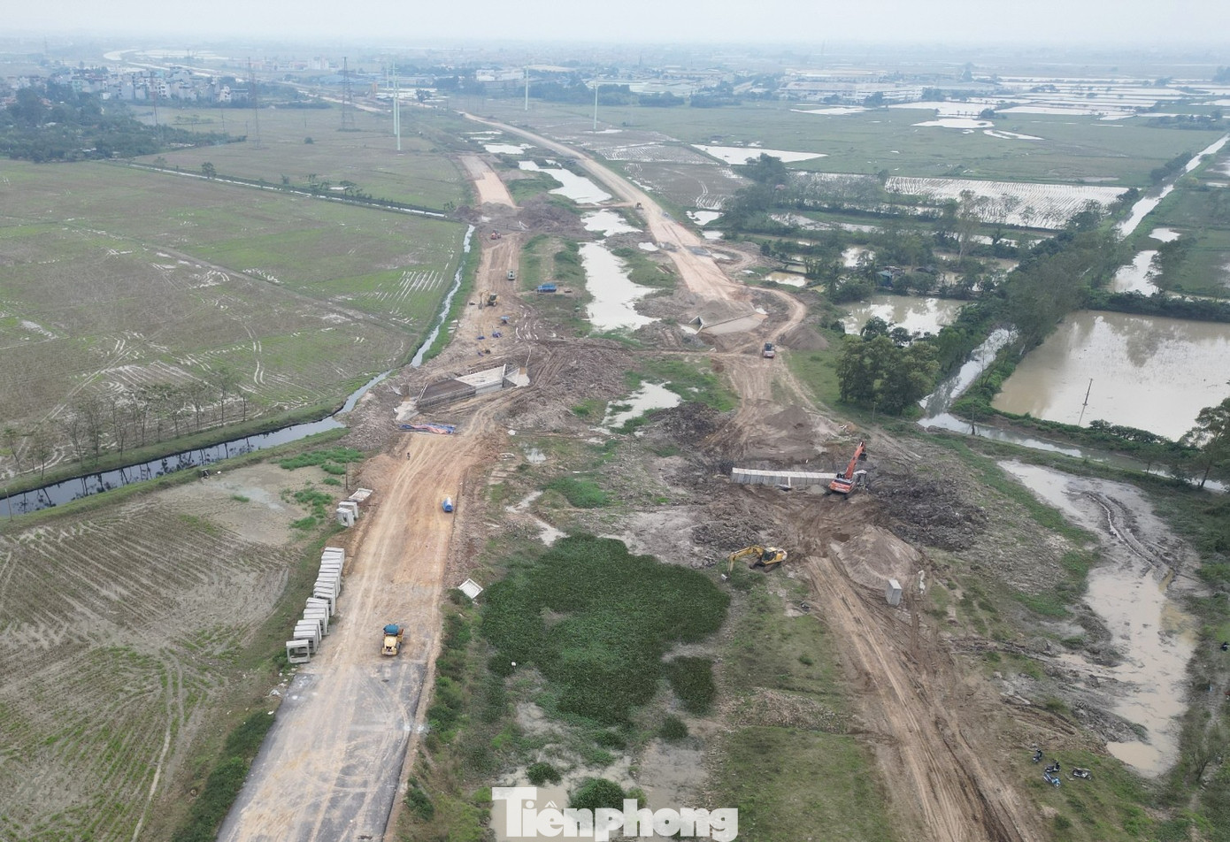 Cận cảnh các đoạn đường song hành Vành đai 4 Hà Nội nguy cơ vỡ tiến độ - Ảnh 4