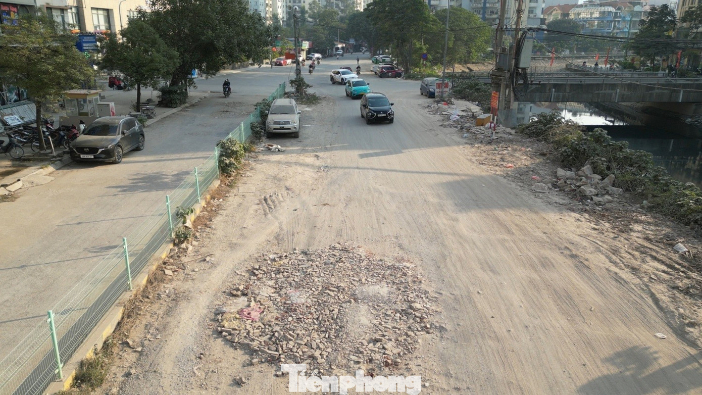 Bắt đầu sửa chữa tuyến đường 'đau khổ' giữa trung tâm Hà Nội - Ảnh 4