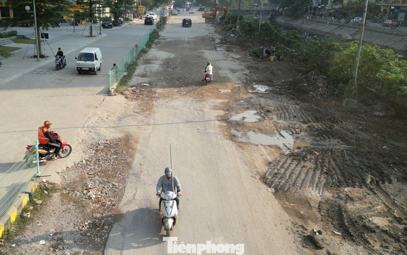 Bắt đầu sửa chữa tuyến đường 'đau khổ' giữa trung tâm Hà Nội - Ảnh 5