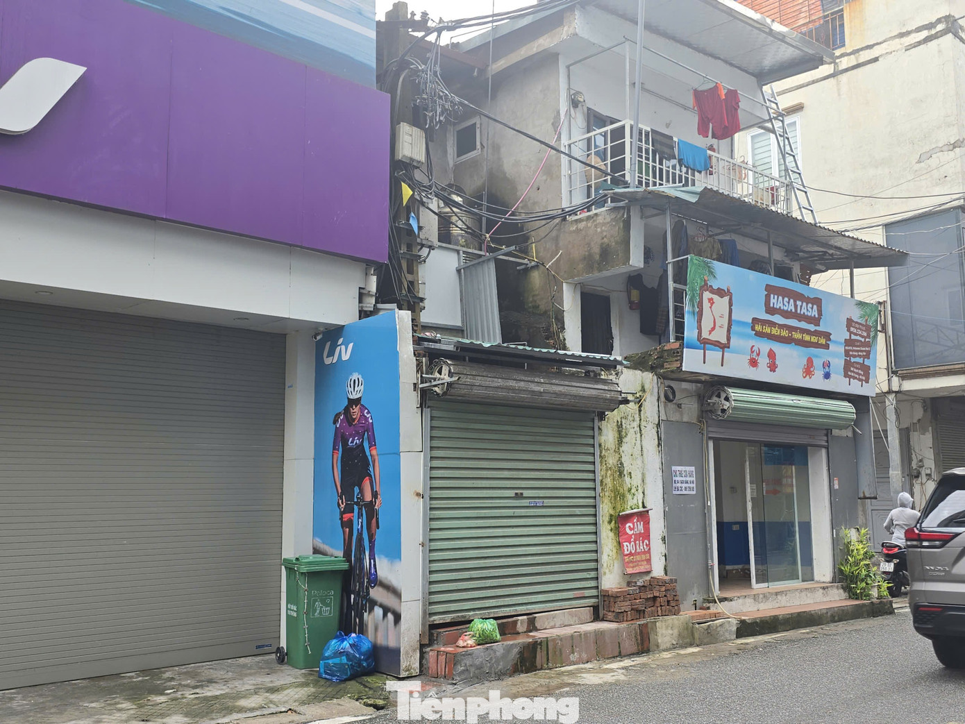 Kỳ lạ nhà 'ôm' cột điện tại phường trung tâm Thủ đô - Ảnh 7