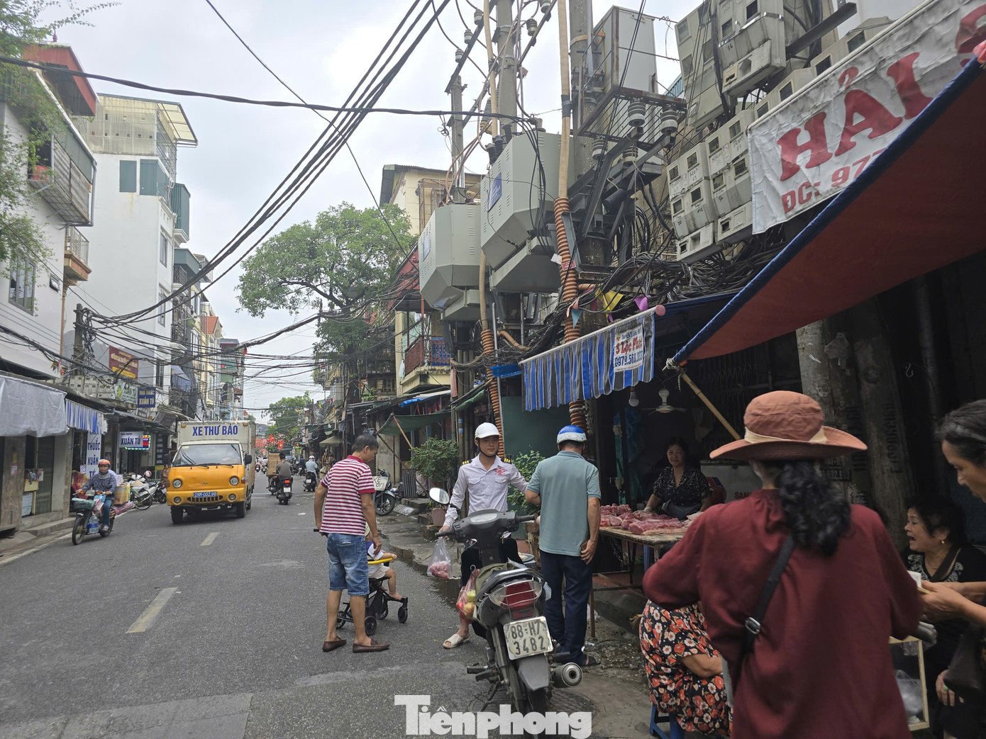 Kỳ lạ nhà 'ôm' cột điện tại phường trung tâm Thủ đô - Ảnh 4