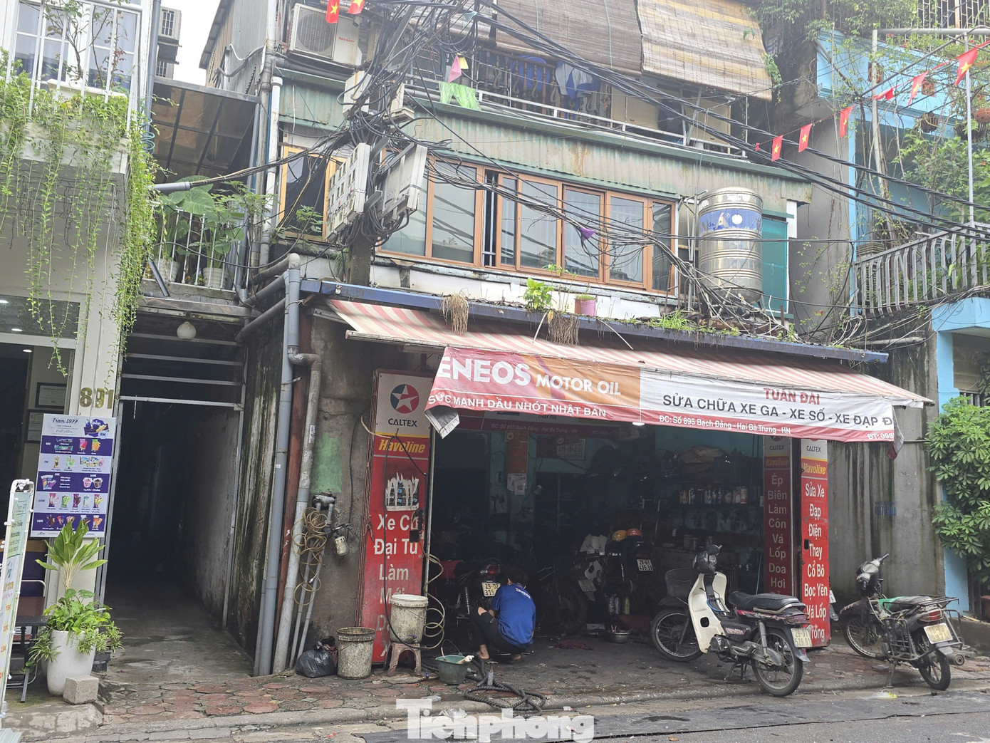 Kỳ lạ nhà 'ôm' cột điện tại phường trung tâm Thủ đô - Ảnh 6