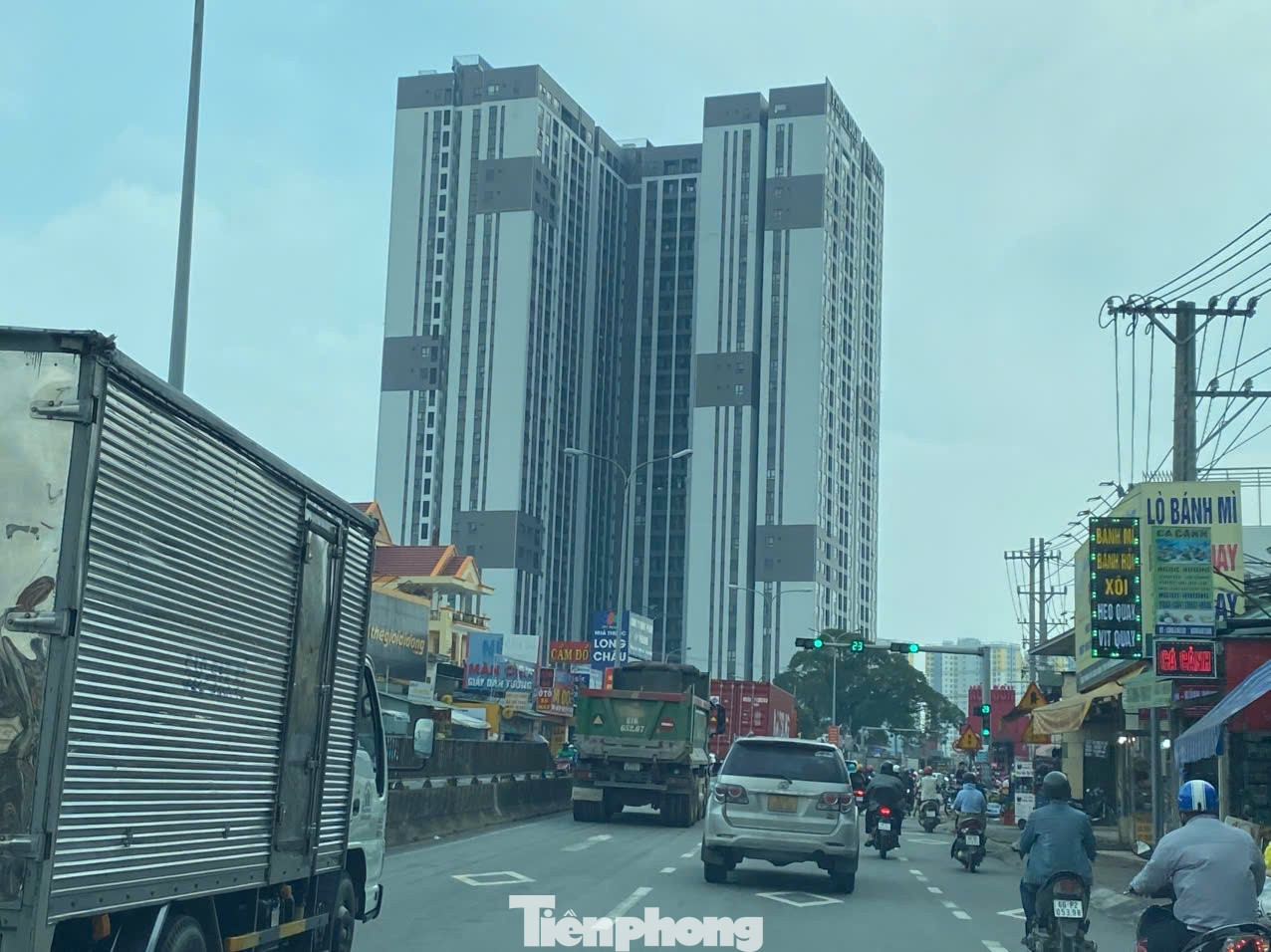 Loạt tuyến phố ở TPHCM 'gánh' hàng trăm tòa chung cư - Ảnh 24