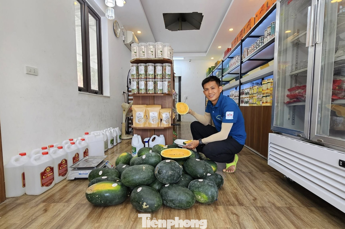 Khởi nghiệp trồng giống dưa lạ, livestream giữa ruộng 'chốt đơn mỏi tay' - Ảnh 2