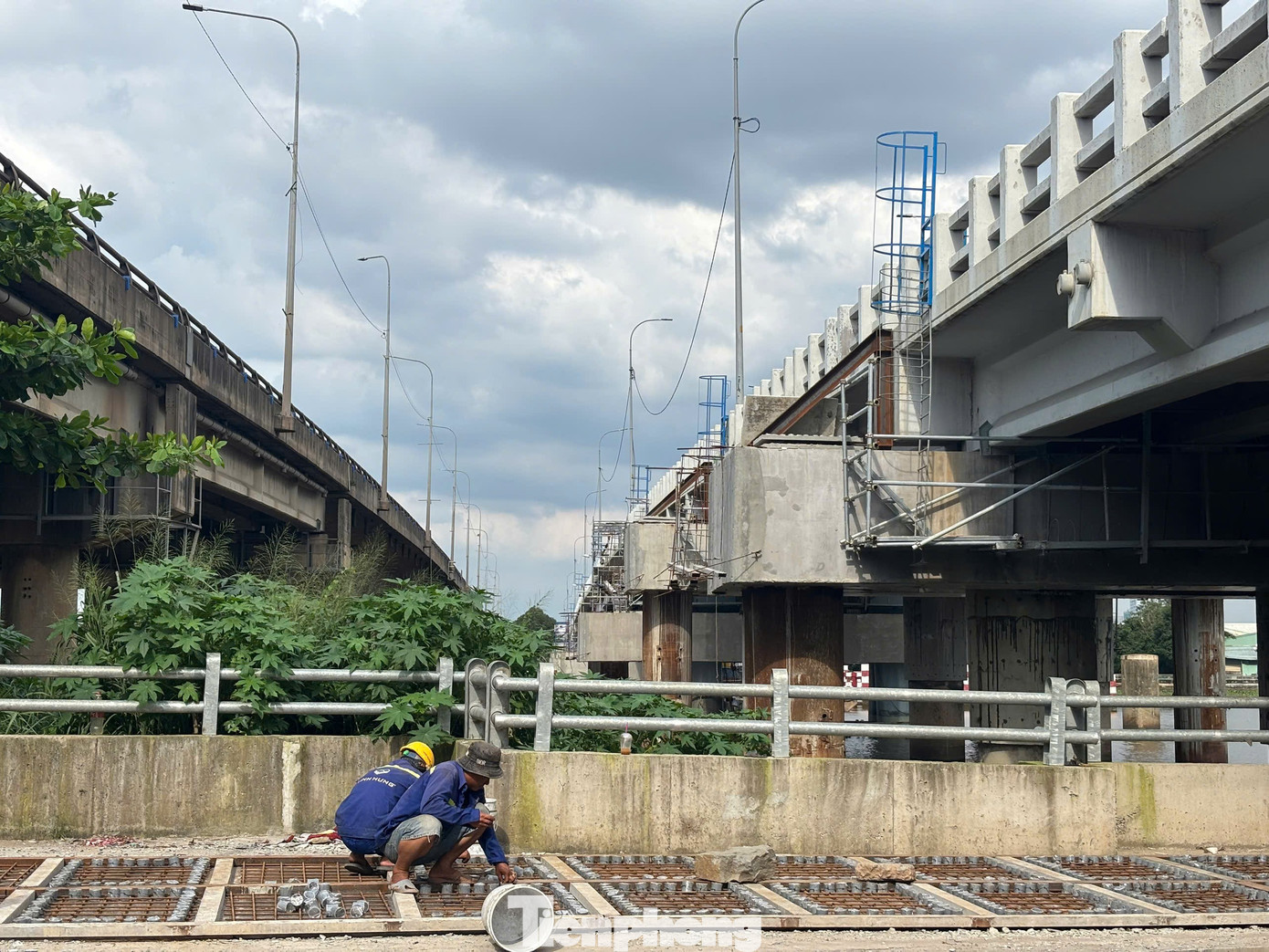 Kỳ tích Việt Nam: Cầu vượt sông 11.000 tấn bỗng cao thêm 1,25 m bằng công nghệ có 1-0-2 - Ảnh 3