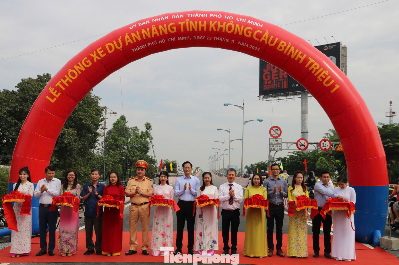 Toàn cảnh cầu Bình Triệu 1 sau khi được 'thần đèn' nâng tĩnh không - Ảnh 6