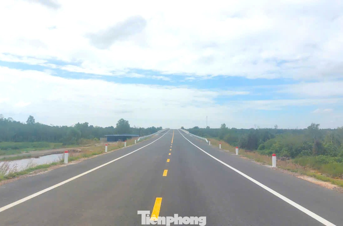 Nhìn toàn cảnh cầu vượt sông Sài Gòn nối TPHCM và Tây Ninh trước ngày thông xe - Ảnh 1