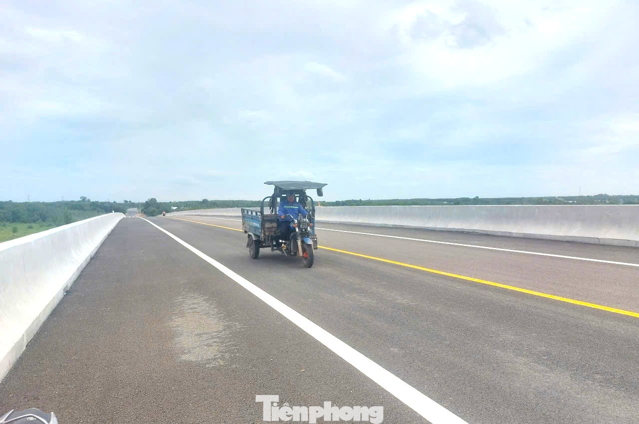 Nhìn toàn cảnh cầu vượt sông Sài Gòn nối TPHCM và Tây Ninh trước ngày thông xe - Ảnh 5